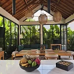 Villa Nelaya - Modern 3Br Retreat Private Pool Walk To The Beach