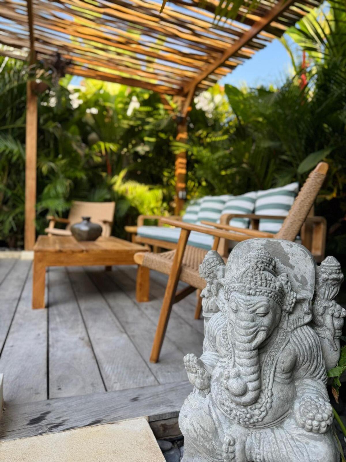 Villa Nelaya - Modern 3br Retreat Private Pool Walk To The *