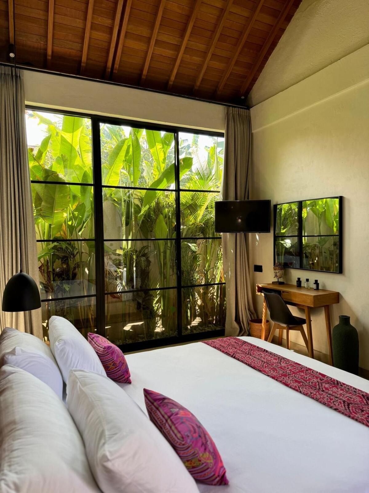 Villa Nelaya - Modern 3br Retreat Private Pool Walk To The *