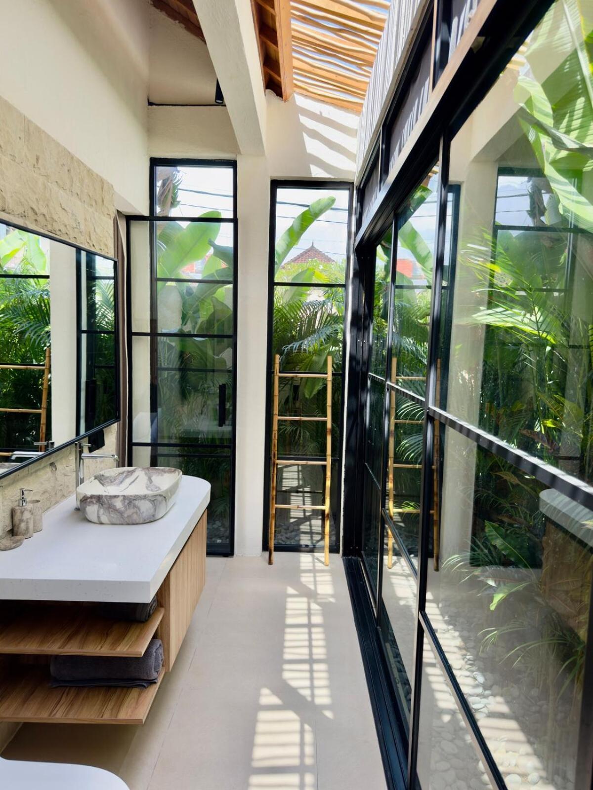 Nelaya - Modern 3br Retreat Private Pool Walk To The Villa *