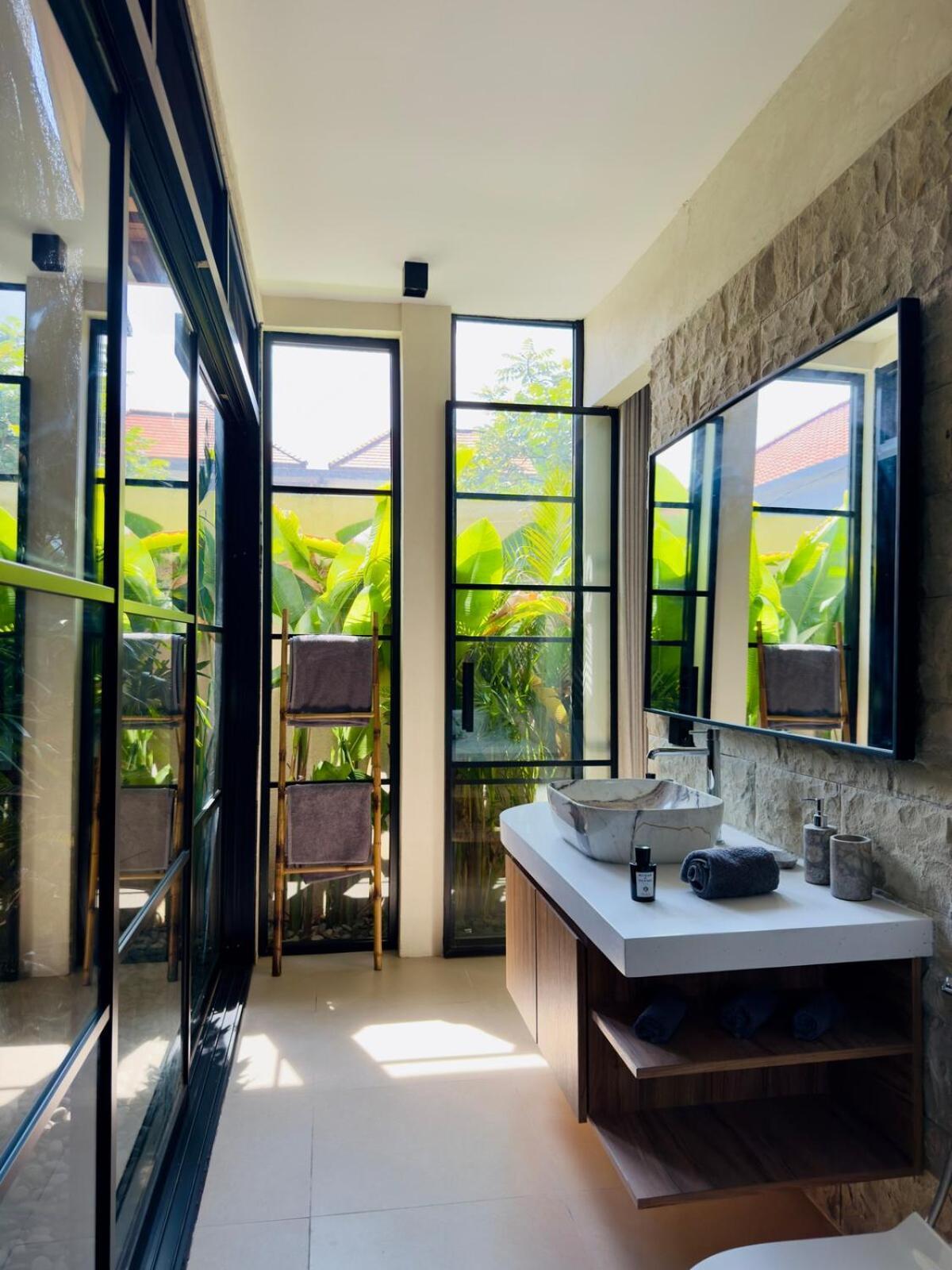 Nelaya - Modern 3br Retreat Private Pool Walk To The