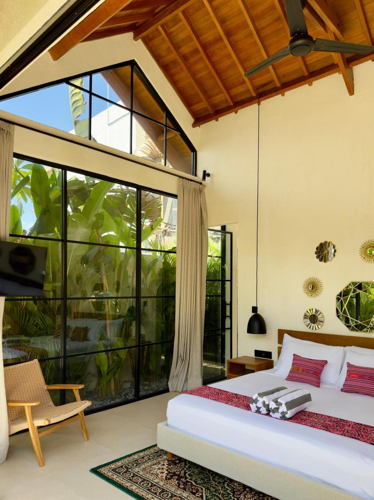 Nelaya - Modern 3br Retreat Private Pool Walk To The Villa *